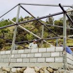 En el cantón Paute se realizan mingas para emplazar las viviendas de personas en condiciones vulnerables. Cortesía