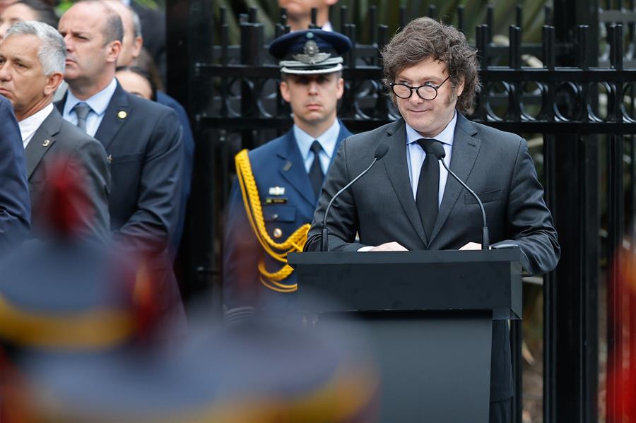 EL presidente de Argentina, Javier Milei, participa en un acto recordatorio del 42° aniversario de la guerra de Las Malvinas, este martes en la Plaza San Martín de Buenos Aires (Argentina).