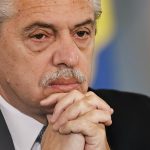 La Justicia argentina congeló los bienes y levantó el secreto fiscal y bancario del expresidente Alberto Fernández (2019-2023) y de varios colaboradores suyos, como parte de una investigación por presunta corrupción en torno a la contratación de seguros del Estado durante su Gobierno, confirmaron este miércoles fuentes judiciales. EFE