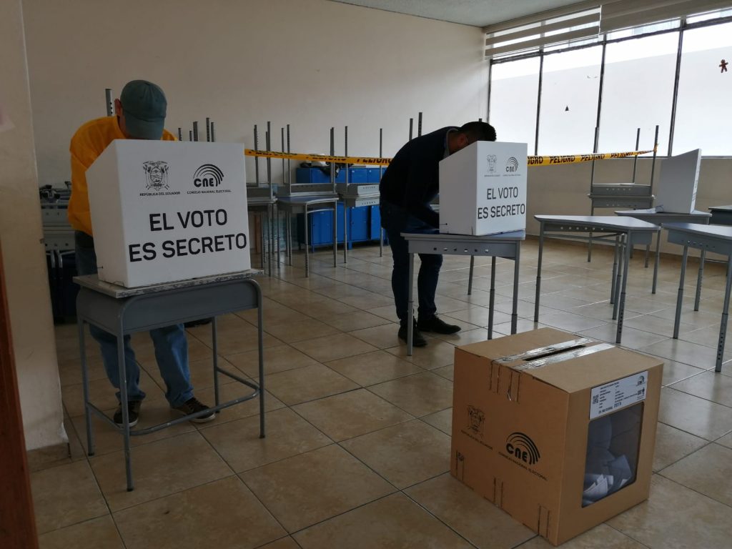 El proceso electoral de consulta popular y referéndum se cumplió sin inconvenientes en la provincia del Azuay. /XCA