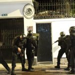 Un grupo de policías de Ecuador irrumpió la noche de este viernes en la embajada de México, en Quito y detuvo al exvicepresidente Jorge Glas.