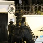 El gobierno de México difundió este martes 9 de abril de 2024 el video en el que se muestra el ingreso de policías de Ecuador a su embajada en Quito