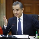 "Esperamos que Estados Unidos cambie sus hábitos arrogantes y coopere como un miembro corriente de la ONU" en la aplicación del alto el fuego expresado en la resolución 2728, dijo Wang
