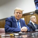 "Este juez conflictivo, odiador de Trump, no me permite responder a la gente que están en la televisión mintiendo y vomitando odio a lo largo del día (...) Quiero hablar, o al menos tener derecho a responder", dijo.