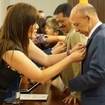 Empleados y trabajadores de la Universidad de Cuenca con 15, 20, 25 y más de 30 años de trayectoria laboral reciben reconocimiento.