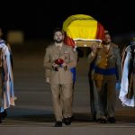 Los restos mortales del cabo español Billye Germán Palacios, fallecido el lunes en unas maniobras de la OTAN en Polonia, ya están en España, después de que un avión del Ejército lo haya trasladado a España desde Varsovia. El cuerpo del cabo, de origen ecuatoriano, ha aterrizado esta noche en la base aérea de Torrejón de Ardoz, en Madrid. EFE