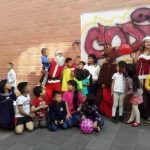 Un grupo de amigos preparan actividades para reunir fondos para la Navidad.