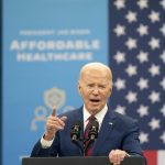 Portavoces de la campaña del demócrata Joe Biden criticaron una publicación que hizo Donald Trump en su red social Truth, en la que colgó un video de unos 20 segundos donde se observa una camioneta con una imagen del actual presidente de EE.UU. atado de pies y manos. EFE