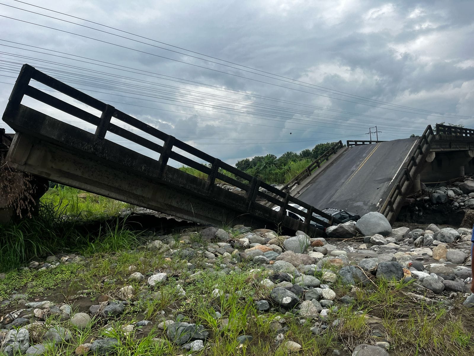 El colapso del puente La Cadena se registró la tarde del domingo en La Troncal.