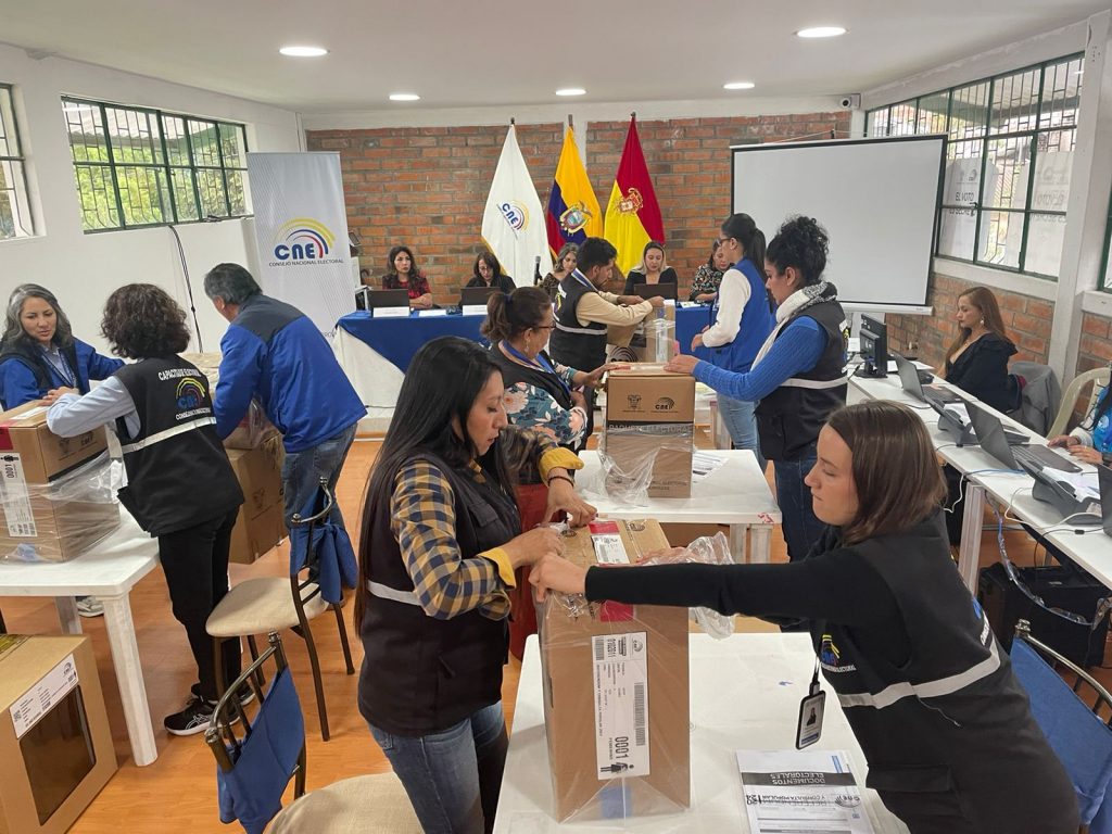 En la Junta Electoral de Azuay se desarrolla el registro de información de la Consulta Popular y el Referéndum sin contratiempos.