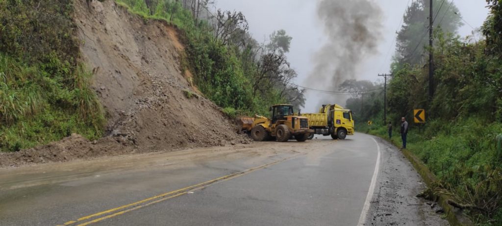Deslizamientos y problemas en las vías de Azuay se registran casi a diario.