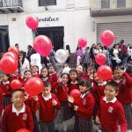 Estudiantes de la Unidad Educativa Fray Vicente Solano durante el desfile de este viernes.