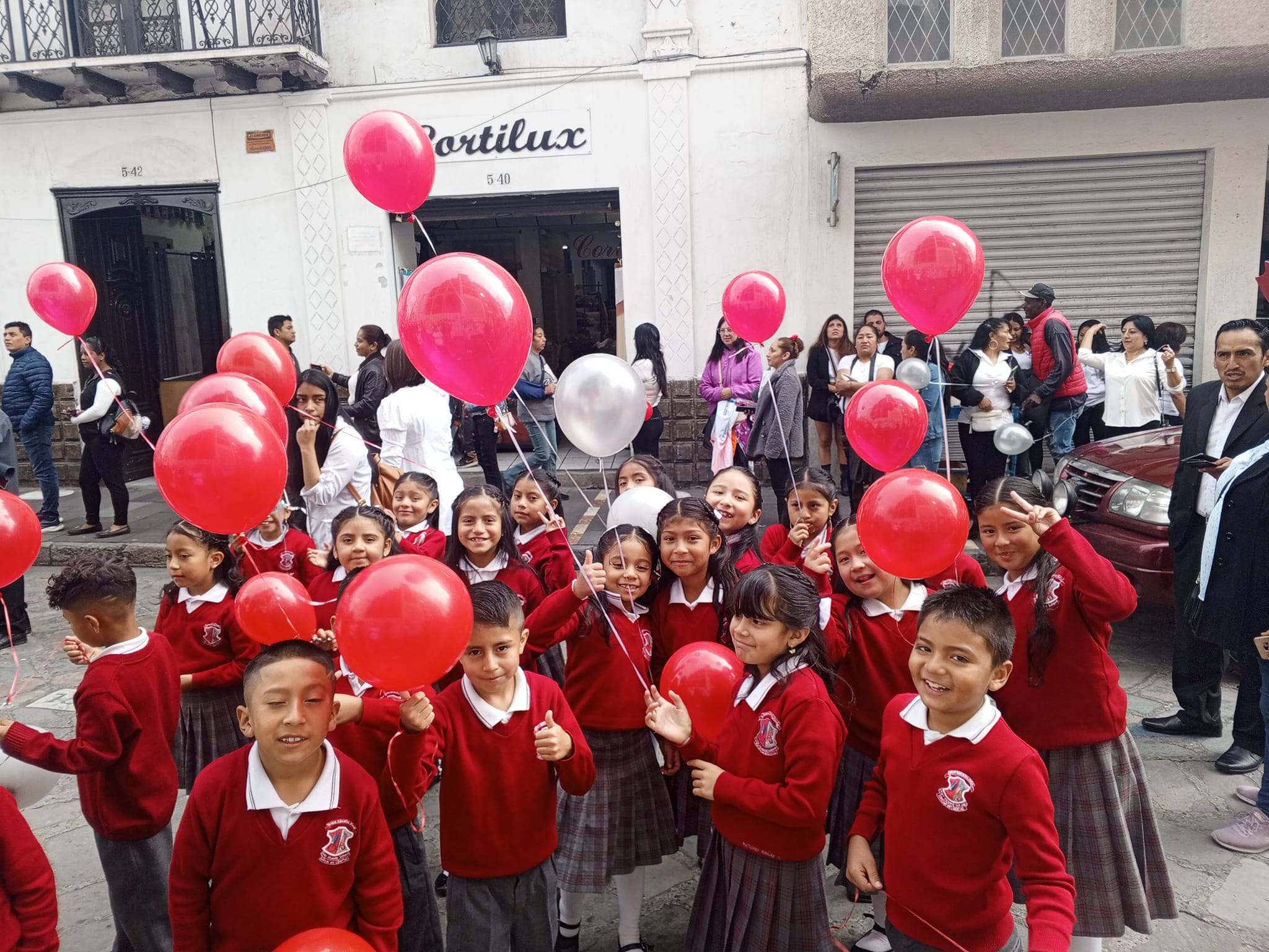 Estudiantes de la Unidad Educativa Fray Vicente Solano durante el desfile de este viernes.