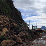 En el kilómetro 54 de la vía Cuenca – Molleturo – El Empalme quedó un carril habilitado para el paso provisional de los vehículos.