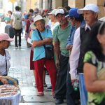 Jubilados hacen fila para ser atendidos en una oficina del Fondo Nacional de Vivienda (FONAVI), el 12 de abril de 2024 en Lima (Perú). Los mayores de 65 años en Perú, edad fijada para la jubilación, no pueden dejar de trabajar, porque el 64 % de ellos no tiene acceso a un sistema de pensión, o, si cuentan con él, el monto que perciben no es suficiente para cubrir sus necesidades básicas. EFE