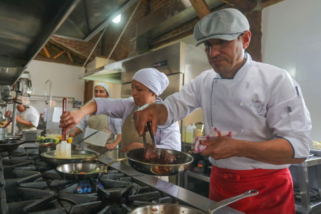 El chef Giovanni Cambizaca siempre lleva puesto una boina porque lo relaciona como un símbolo que da identidad a un capitán.