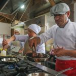 El chef Giovanni Cambizaca siempre lleva puesto una boina porque lo relaciona como un símbolo que da identidad a un capitán.