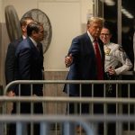 Trump (2017-2021) asistió a la selección de jurado de su juicio penal, el primero en la historia de EE. UU. a un exgobernante, donde en las próximas semanas se enfrentará a cargos de falsificación de documentos comerciales para ayudar a encubrir una aventura amorosa con una actriz porno. EFE