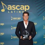 El cantante colombiano Carlos Vives posa con su premio Fundadores durante la ceremonia de entrega de premios de la Sociedad Americana de Compositores, Autores y Editores (ASCAP) este martes, en el Vizcaya Museum & Gardens en Miami, Florida (EE. UU). Carlos Vives entró este martes a un prestigioso club de la música mundial al ser reconocido, en Miami, con el máximo premio de la Sociedad Americana de Compositores, Autores y Editores (ASCAP), el premio Fundadores, el que dedicó "a todos los que crean música para unir al mundo". EFE