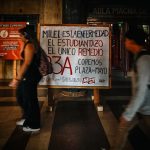 Jóvenes asisten a la Universidad de Medicina la cual se encuentra a oscuras por falta de presupuesto, el 19 de abril de 2024 en Buenos Aires (Argentina). Las luces no funcionan en ninguna planta de la sede de la Facultad de Medicina de la Universidad de Buenos Aires (UBA), una de las más prestigiosas de Latinoamérica y de la que depende una amplia red de hospitales y clínicas que atienden a decenas de miles de pacientes. EFE