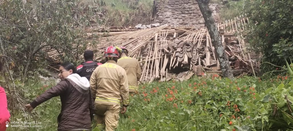 Una vivienda colapsó en el centro de la parroquia Sidcay.