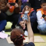 Fotografía de archivo que muestra a una activista mientras enseña con una muñeca los diferentes tipos de abuso sexual durante una actividad con padres de familia en el centro de Asunción (Paraguay). Eliminar la prescripción de acción y que esta medida sea retroactiva en los casos de violencia sexual infantil es el principal objetivo del Movimiento de Valientes, que reúne por primera vez las voces y el profesionalismo de sobrevivientes de 15 países de Latinoamérica. EFE