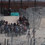 nos 400 migrantes lograron entrar por la fuerza hasta el muro entre Juárez y El Paso este jueves, tras atravesar la alambrada de navajas y superar a un grupo de agentes de la Guardia Nacional, para luego ser procesados por el departamento de Migración de Estados Unidos. EFE