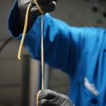 Un equipo internacional de investigadores ha abierto un halo de esperanza frente a uno de los problemas ambientales más graves, la contaminación por plástico, al diseñar un material biodegradable compuesto de unas bacterias con la capacidad de descomponerse al final de su vida útil. En la imagen, bolitas de poliuretano termoplástico (i) y polvos de esporas (d) que se mezclan para fabricar el nuevo material de termoplástico biocompuesto degradablepreparación del nuevo material de poliuretano termoplástico resistente y biodegradable. EFE