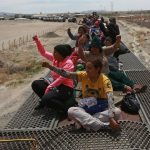 Un millar de migrantes, que esta semana llegaron a la mexicana Ciudad Juárez en el tren conocido como ‘La Bestia’, deambulan a lo largo de 10 kilómetros del río Bravo que hace la frontera entre Juárez y El Paso, Texas, con la esperanza de pasar hacia Estados Unidos. EFE