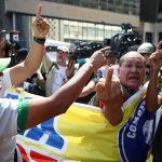 Seguidores y detractores de la presidenta de Perú, Dina Boluarte, discuten en los exteriores de la Fiscalía este viernes en Lima (Perú). La presidenta de Perú, Dina Boluarte, acudió este viernes a la Fiscalía para responder sobre la adquisición de relojes de lujo y joyas que no declaró entre sus bienes al postular en las elecciones generales del 2021, y que son objeto de una investigación preliminar por presunto enriquecimiento ilícito. EFE