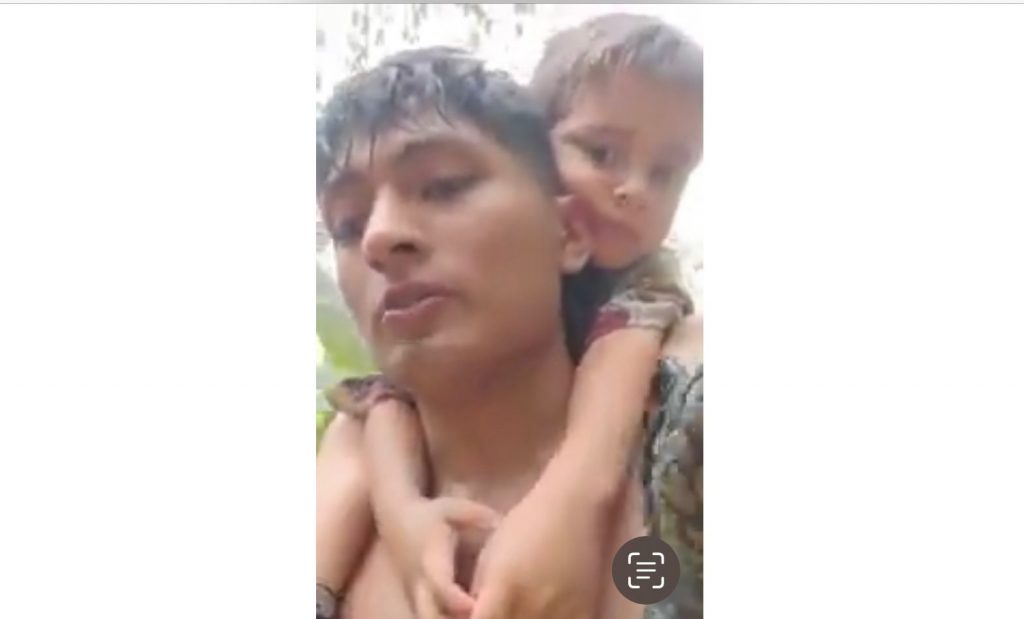 Alejandro Bueno migrantes de Ecuador cargando en hombros a un niño por el Darién.