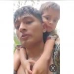 Alejandro Bueno migrantes de Ecuador cargando en hombros a un niño por el Darién.