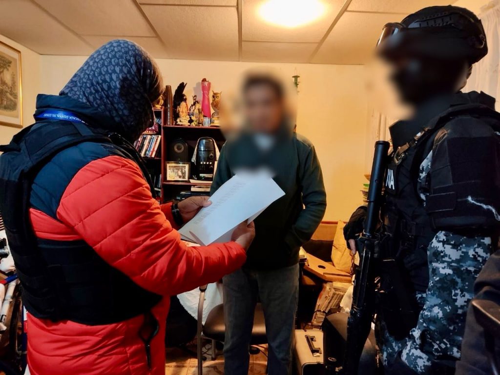 La madrugada del 3 de abril del 2023, la Fiscalía realizó allanamientos en ocho provincias, incluida el Azuay en el marco del Caso Plaga. En Cuenca se allanó y detuvo a un exfuncionario del SNAI. / Cortesía