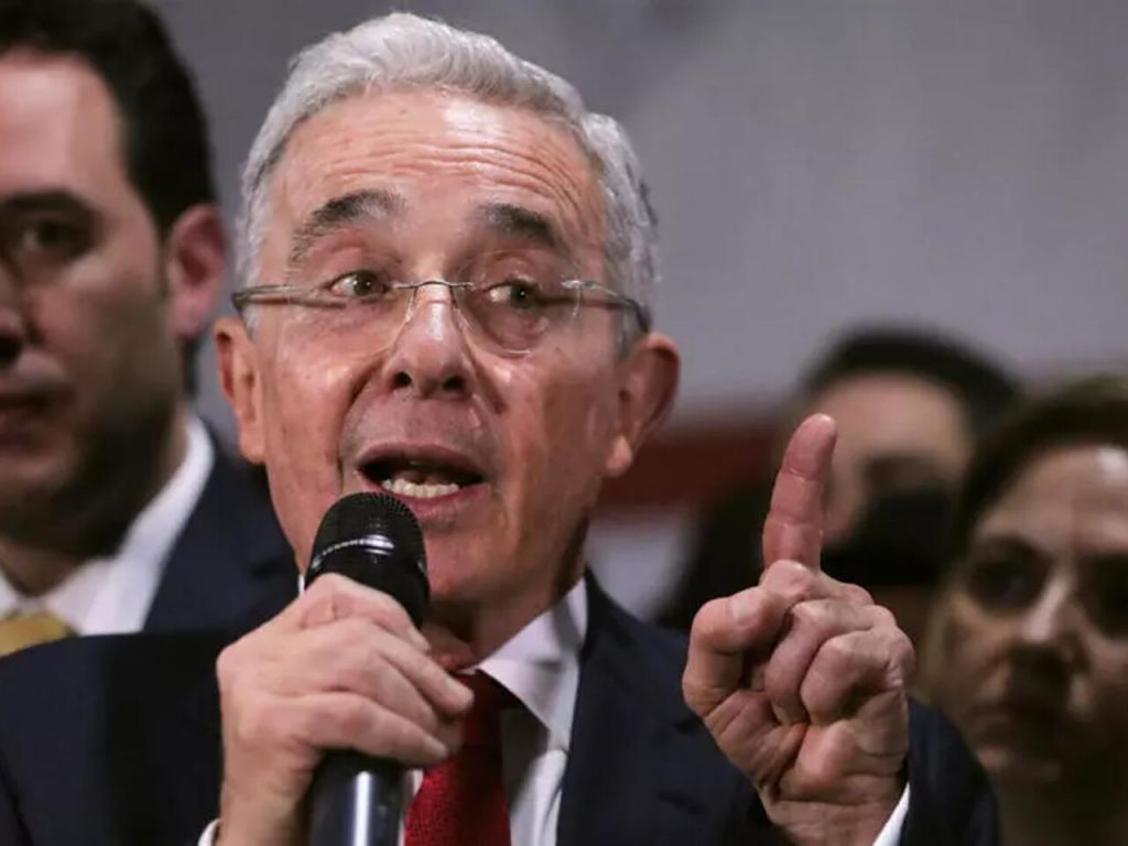 El expresidente colombiano Álvaro Uribe insistió en que existe un "montaje" en su contra en el caso de soborno de testigos, por el que ha sido llamado a juicio