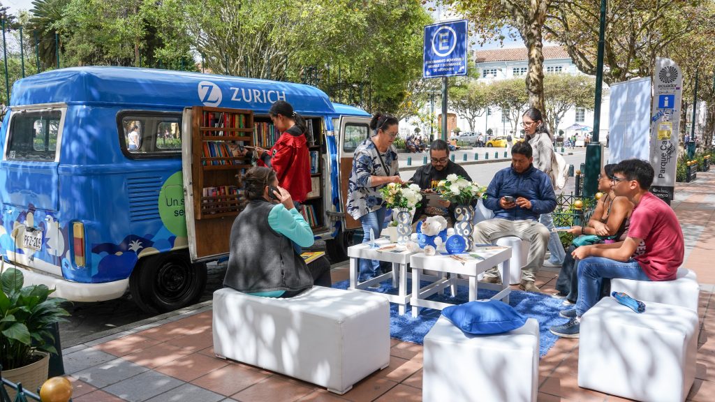 Una librería sobre ruedas propone la aseguradora Zurich Ecuador,