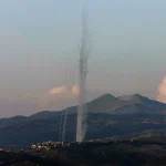 l grupo chií libanés Hizbulá anunció este viernes que ha lanzado "decenas" de cohetes contra un cuartel militar en el norte de Israel