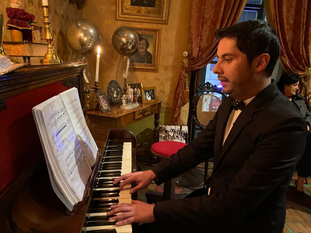 El pianista Johnny Bravo, en la Casa Museo María Astudillo Montesinos.