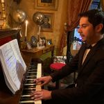 El pianista Johnny Bravo, en la Casa Museo María Astudillo Montesinos.