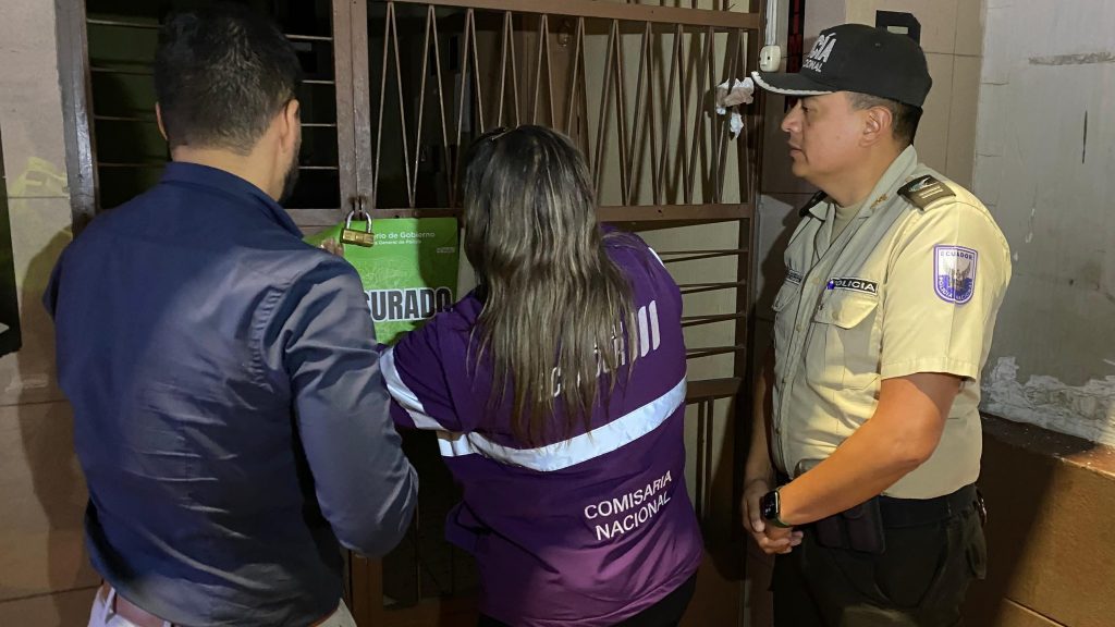 Personal de la Intendencia y de la Policía Nacional efectuaron la clausura del hostal en el sector de la 9 de Octubre. /Cortesía