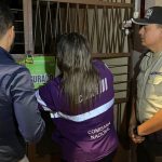Personal de la Intendencia y de la Policía Nacional efectuaron la clausura del hostal en el sector de la 9 de Octubre. /Cortesía