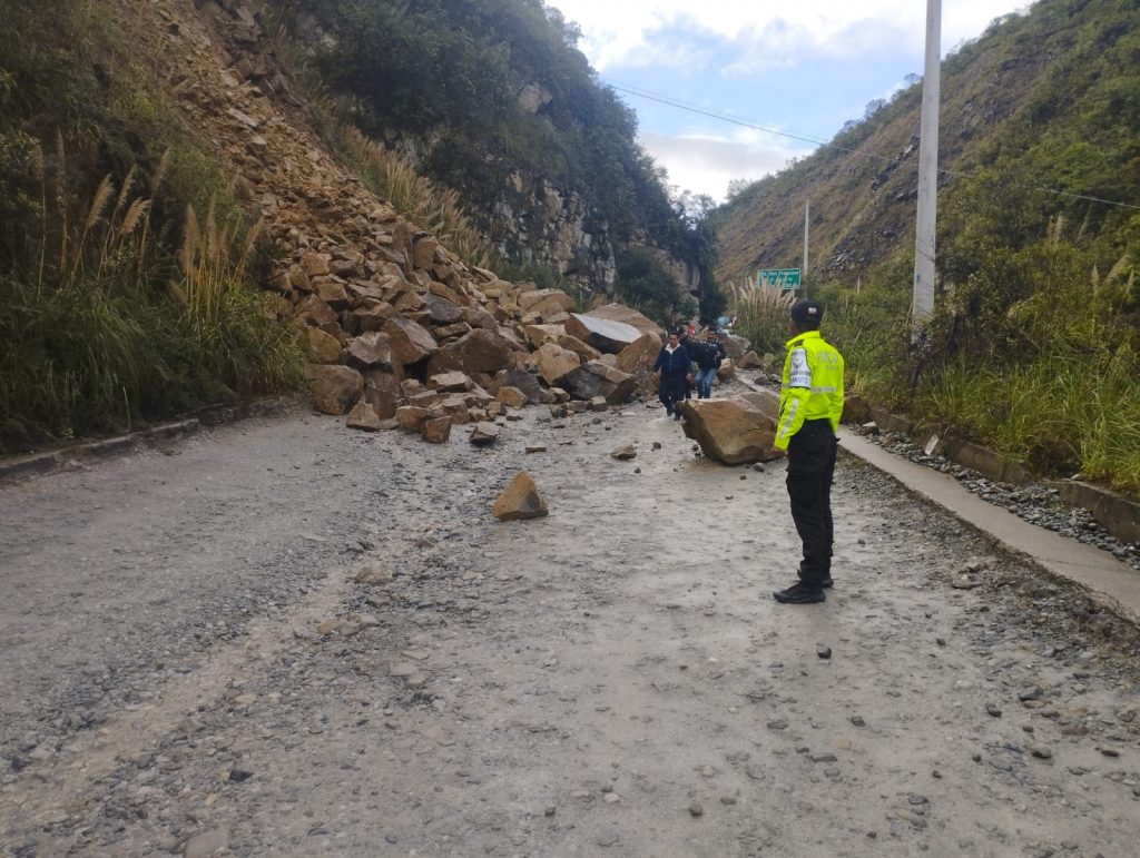 Deslizamiento en la vía Gualaceo - Limón deja sin conexión al Azuay con el Oriente.