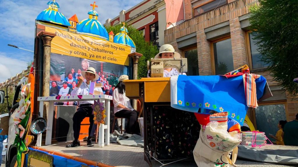 Desfile estudiantil por los 467 años de fundación de Cuenca.