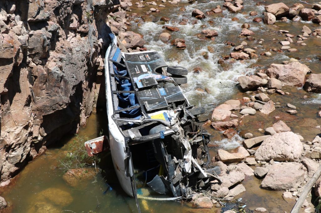 Un bus que transportaba a una delegación de la Federación Deportiva de Loja se accidentó en el cantón Oña.