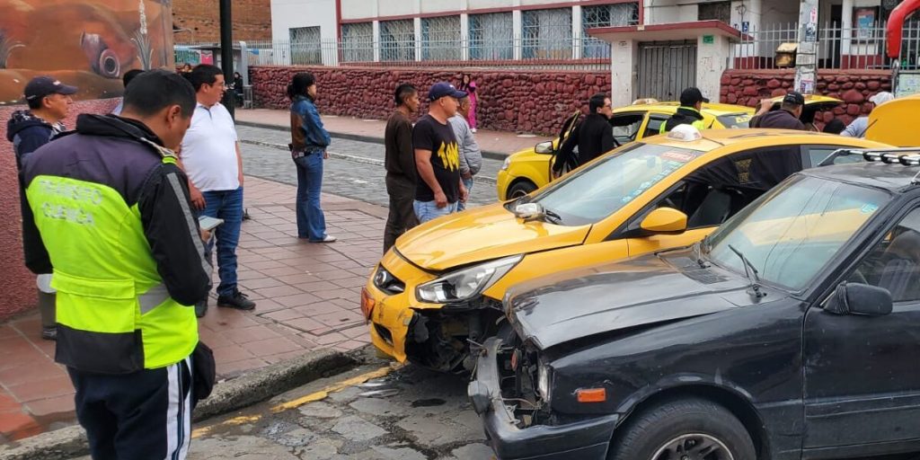 Choque de vehículos en la intersección de las calles Vega Muñoz y Juan Montalvo, donde existen semáforos.