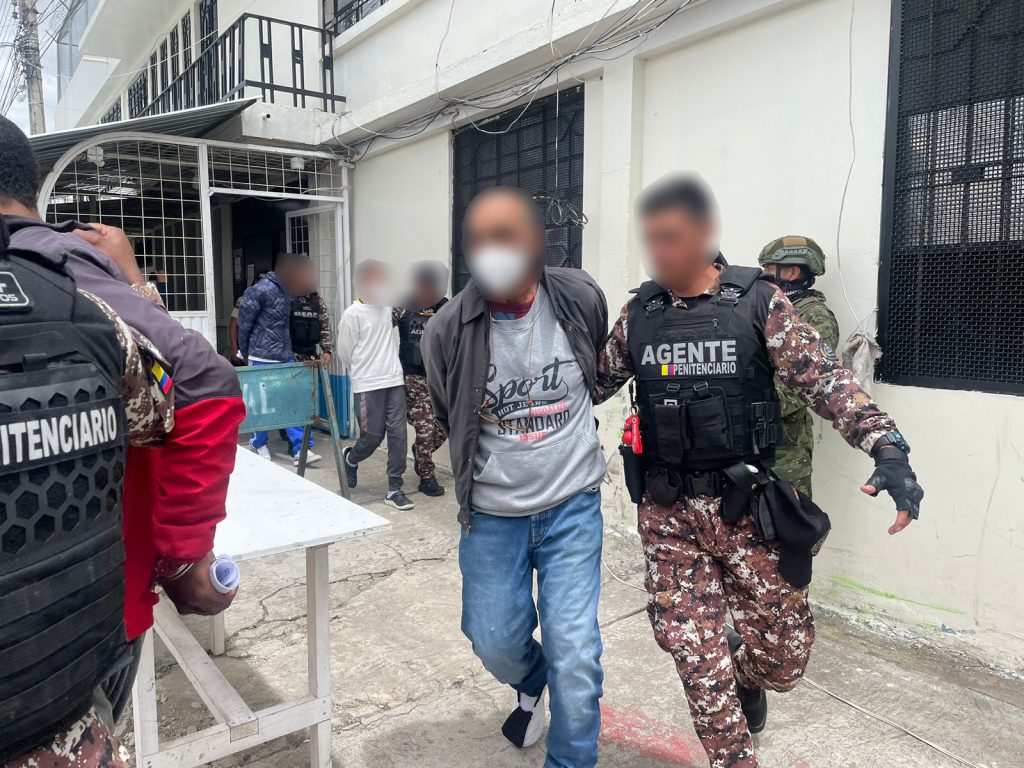 Uno de los 13 colombianos repatriados de Ecuador a Colombia este jueves 18 de abril de 2024.