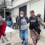 Uno de los 13 colombianos repatriados de Ecuador a Colombia este jueves 18 de abril de 2024.