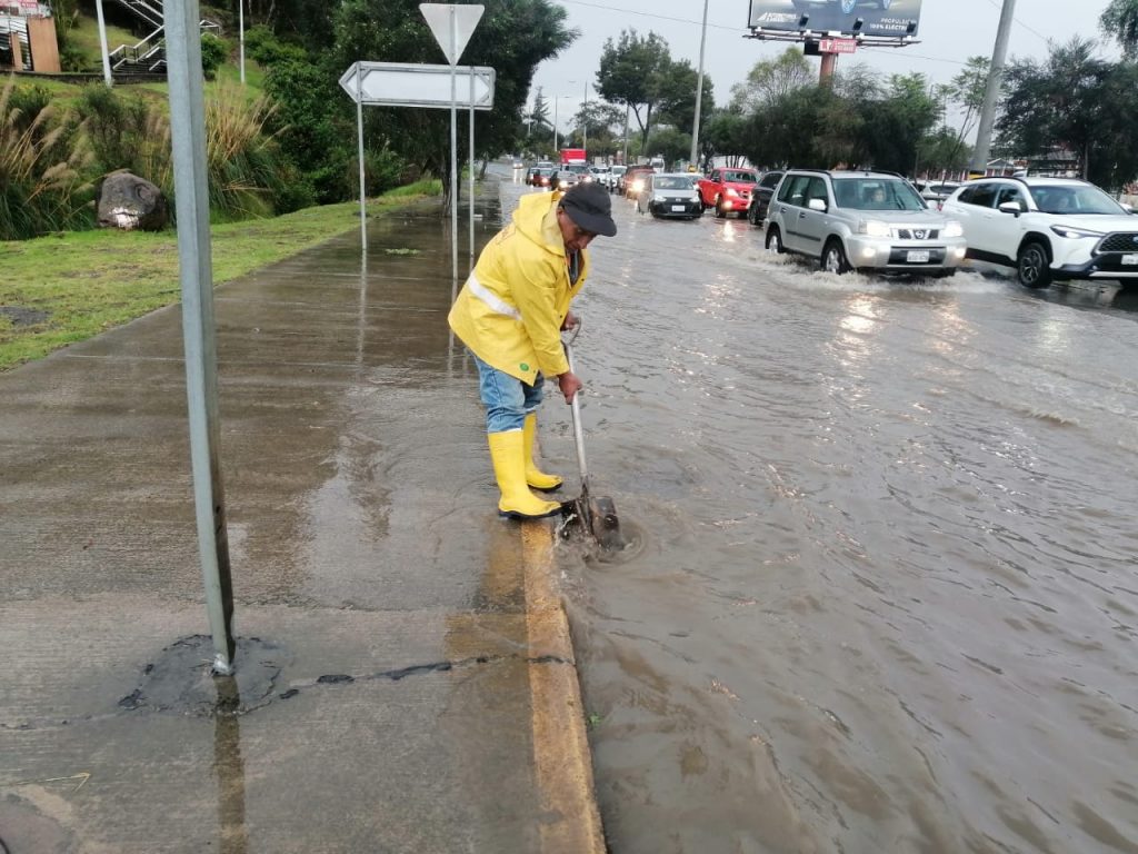 La fuerte lluvia que cae en Cuenca la tarde de este miércoles 24 de abril de 2024 deja varias zonas con acumulación de agua.