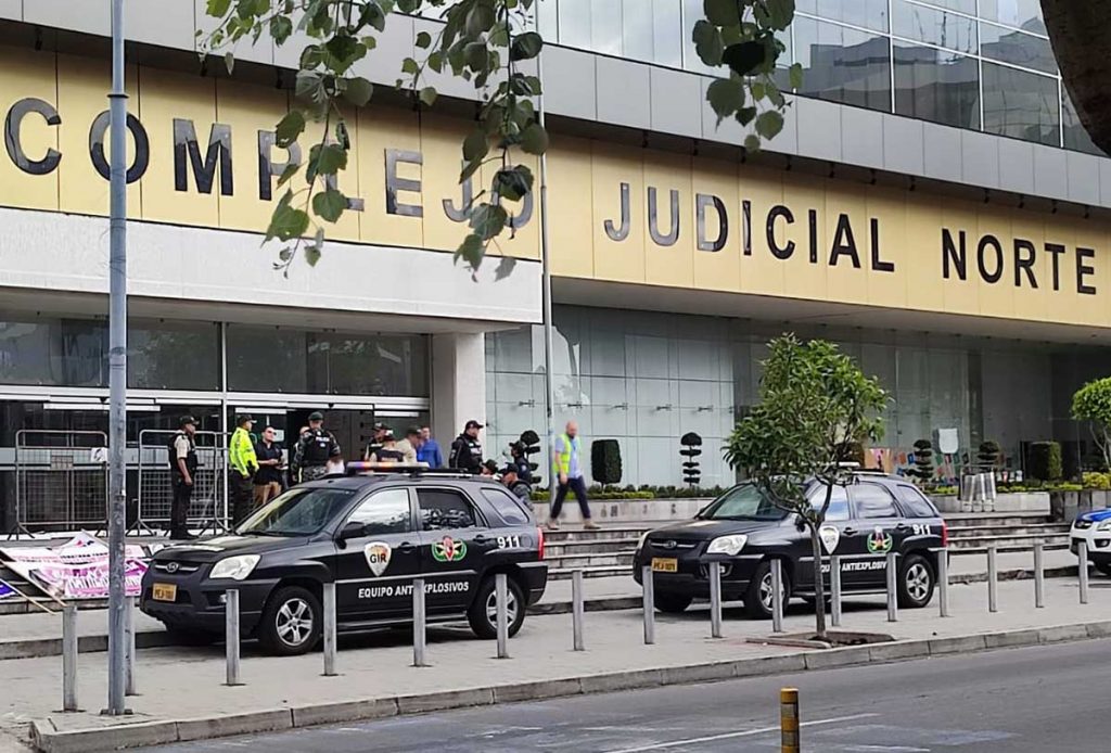 Una amenaza de bomba en el Complejo Judicial norte de Quito provocó el desalojo del personal.