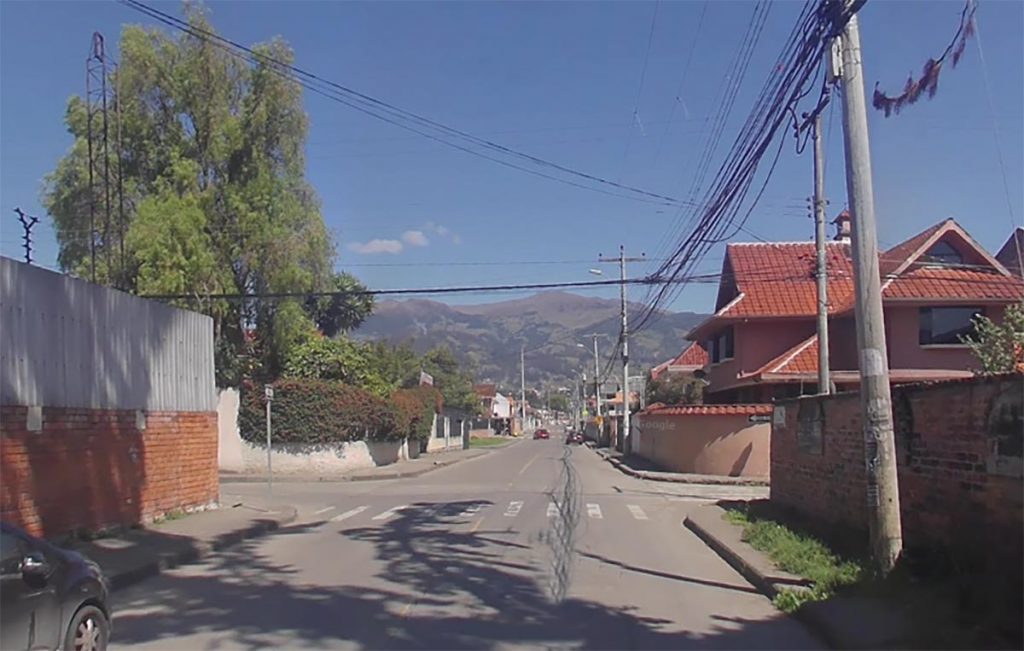 Desde la EMAC se procede con retiro de árboles en la intersección de la avenida 2 de Agosto y calle Pedro Vicente Maldonado.