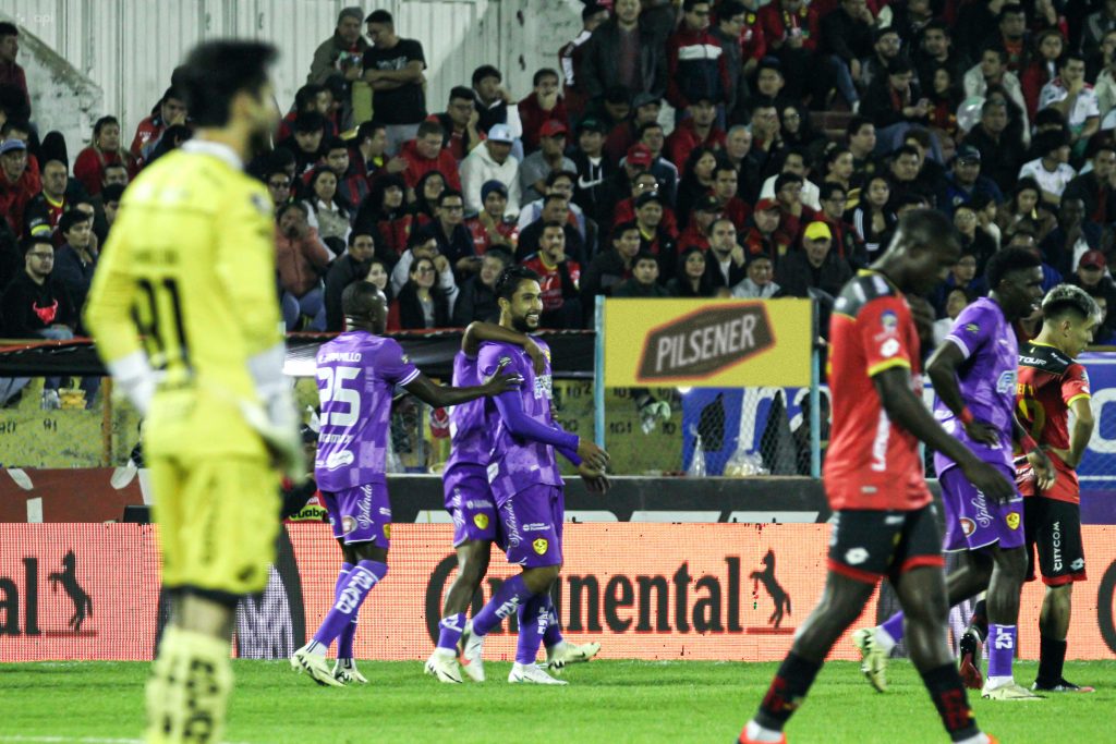Jugadores del Aucas celebran goles ante Deportivo Cuenca. Foto: API